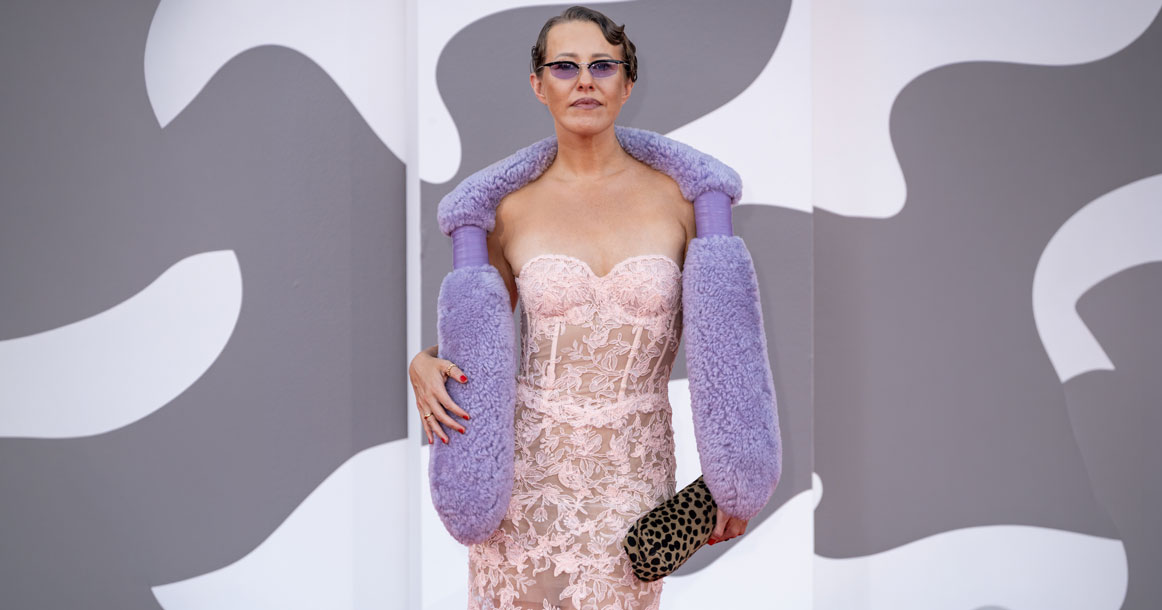Вещь недели: лиловый шарф Bottega Veneta