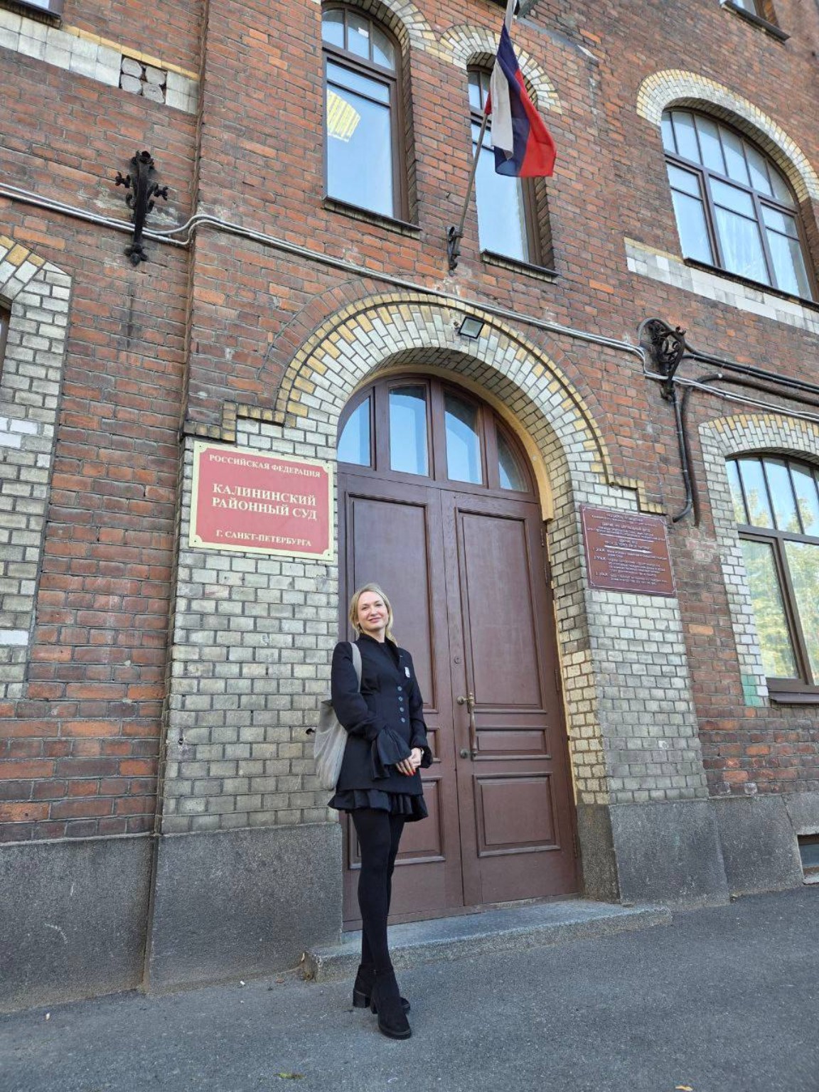 Галина Шувалова у здания Калининского районного суда Санкт-Петербурга